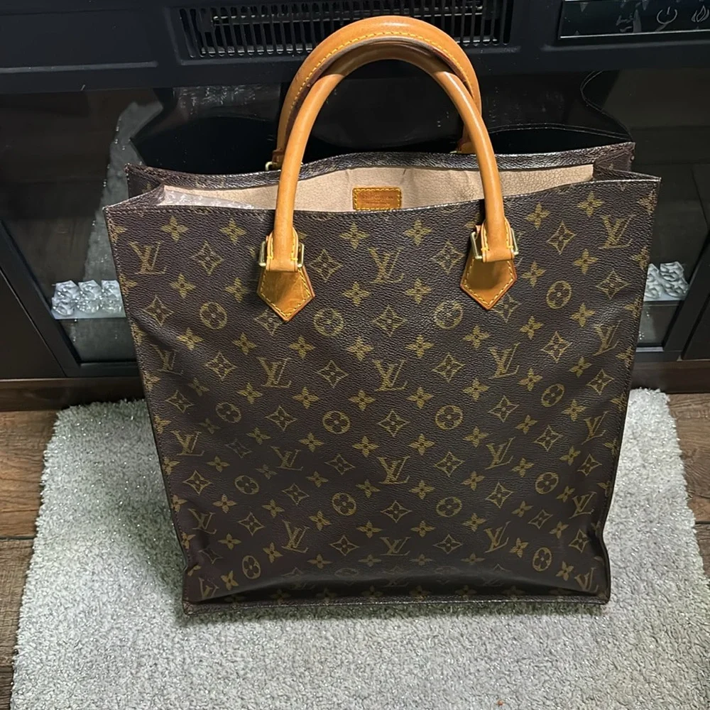 Louis Vuitton tote, rolled handles. Open top. - Picture 5 of 15